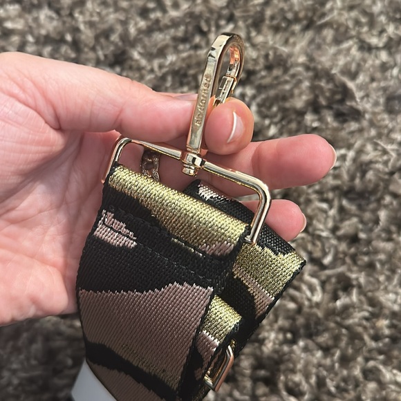 CAMO CROSS BODY STRAP NWT - Picture 3 of 3